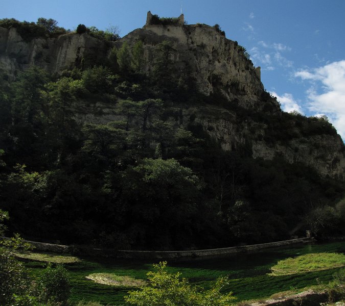 sorgue met chateau vieux.jpg - Maandag, we zijn alweer een weekje in de Vaucluse. Vandaag maken we een tocht met de auto langs een aantal plaatsen die volgens het ANWB boek het bezoeken waard zijn. We beginnen bij L'Isle-sur-la-Sorgue. Een kleine plaats aan de Sorgue. Hoog boven de Sorgue liggen nog de restanten van chateau Vieux.